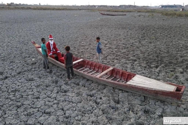 بالصور: بابا نؤيل في الجبايش يحمل هداياه وأمنياته وحيداً وسط تشقق الأرض وانعدام المياه