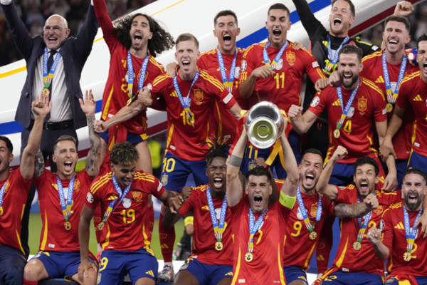 إسبانيا تقهر إنجلترا وتتوج بكأس أوروبا للمرة الرابعة